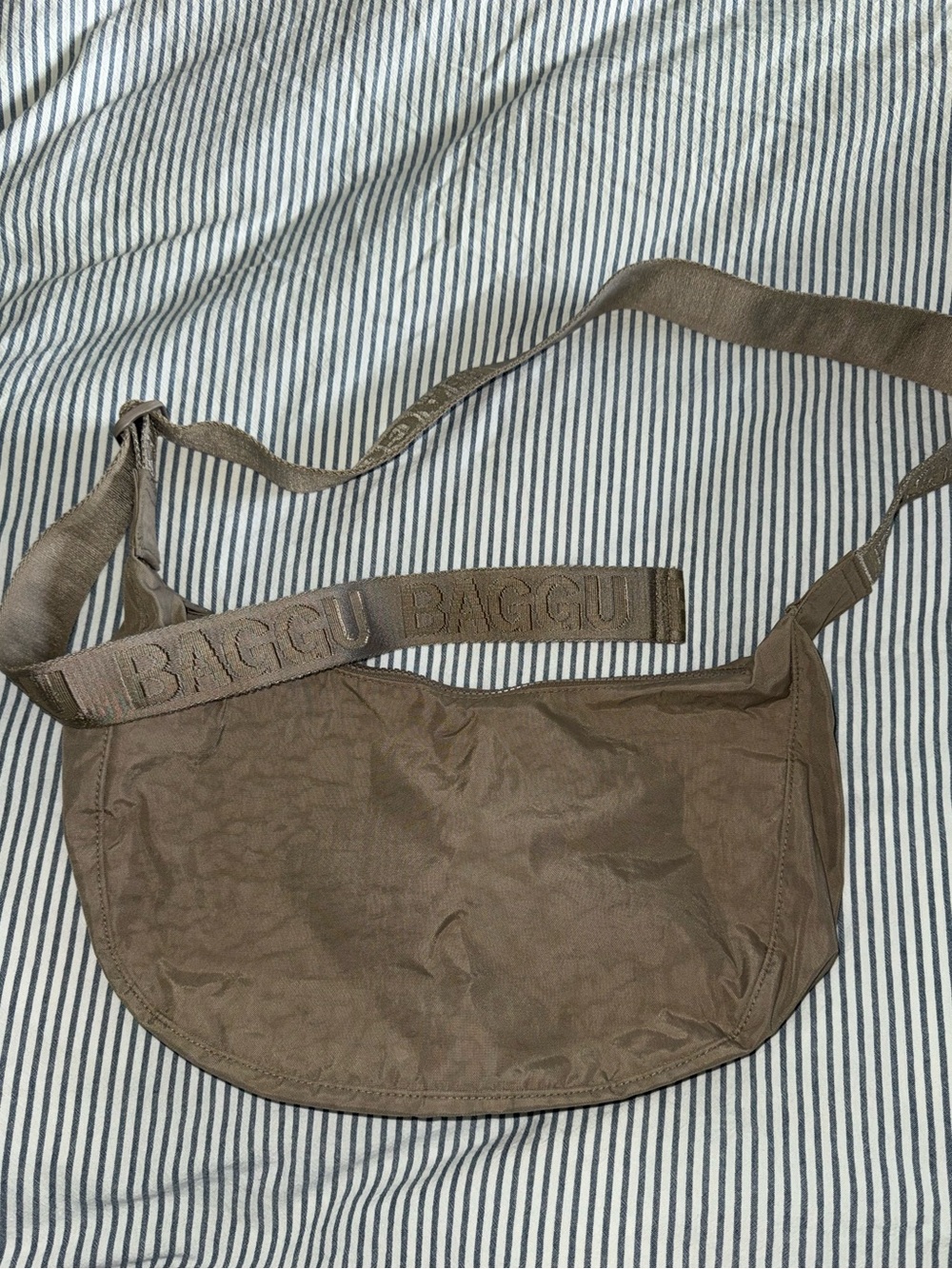 BAGGU Medium Crescent in Dove